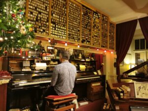 Person sitting at a pianola in the Amsterdam Pianola Museum