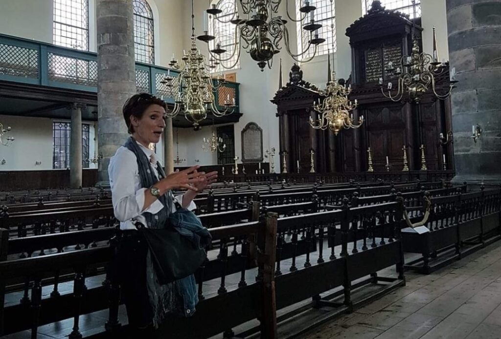 Jewish Tour guide in Portuguese Synagogue