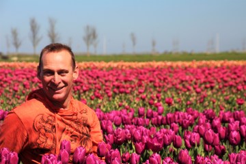 Keukenhof Tours with Mark the guide in a field of tulips